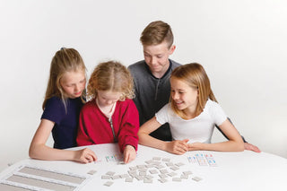 MemoPuzzle. Tidspunktet med tekst, tradisjonell og digital klokke.