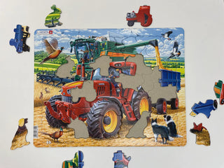 Kul traktor og skurtresker på jobb