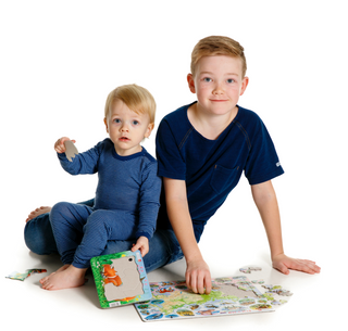 Venner ved et bål i skogen